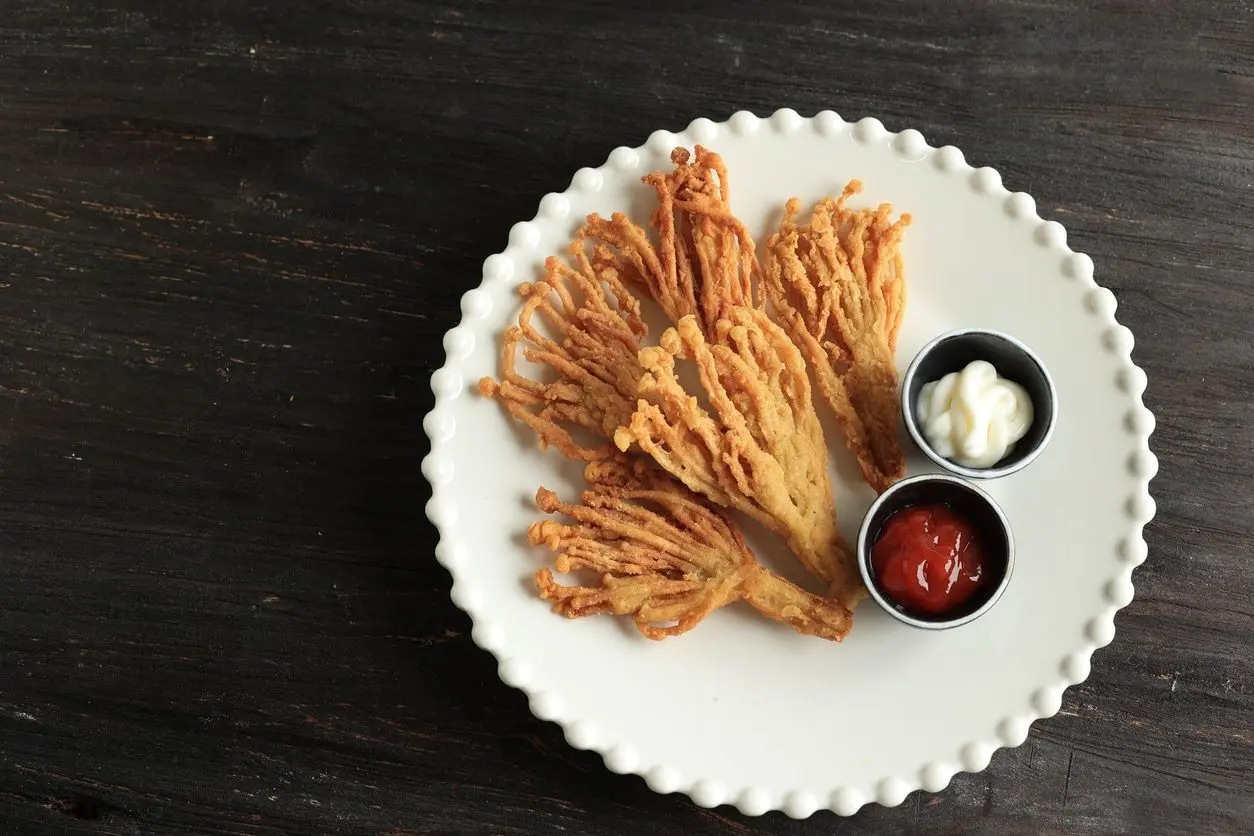 Champignons frits (enoki ou aiguille d'or), avec sauce tomate