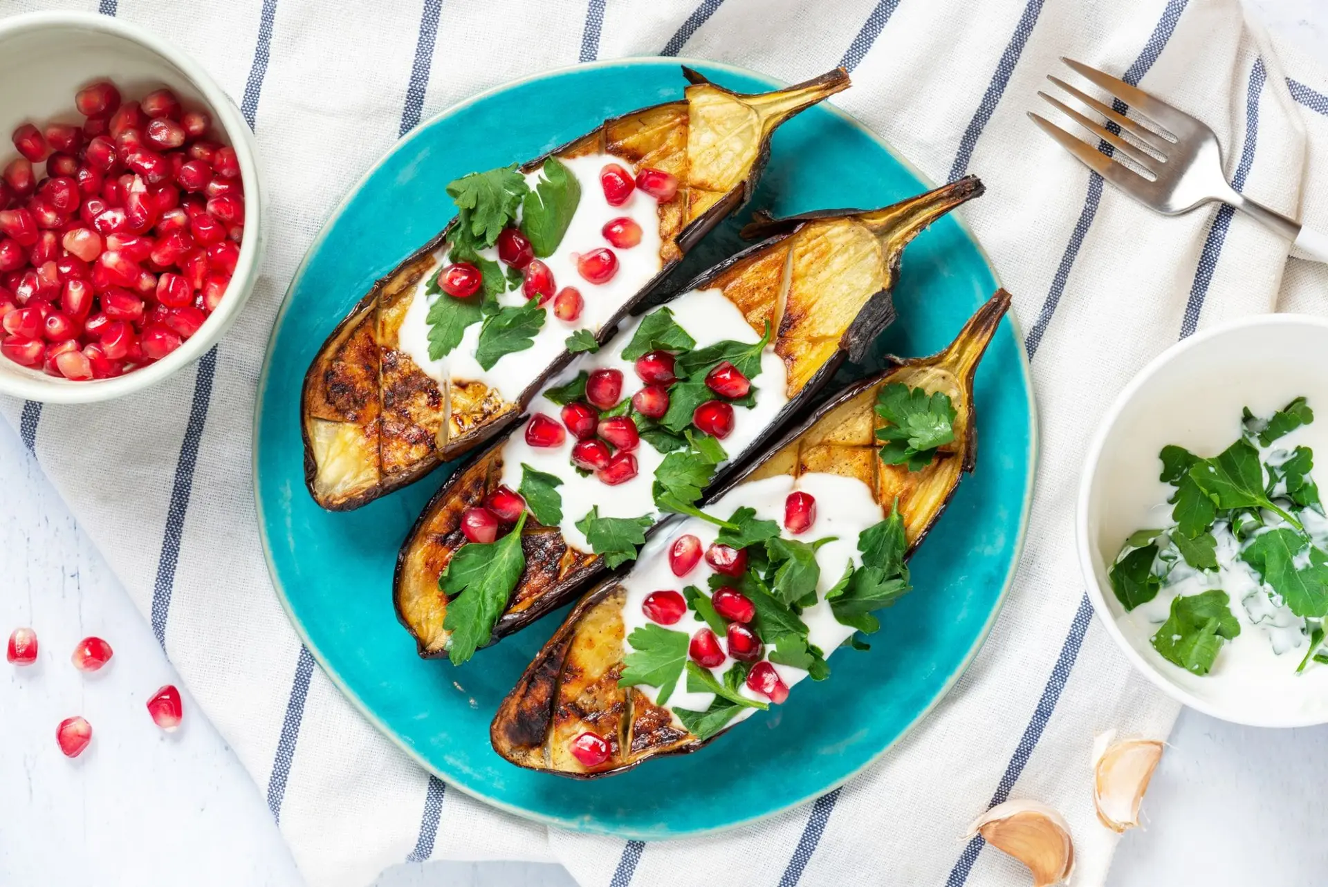 Aubergines rôties au yaourt, persil et grenade