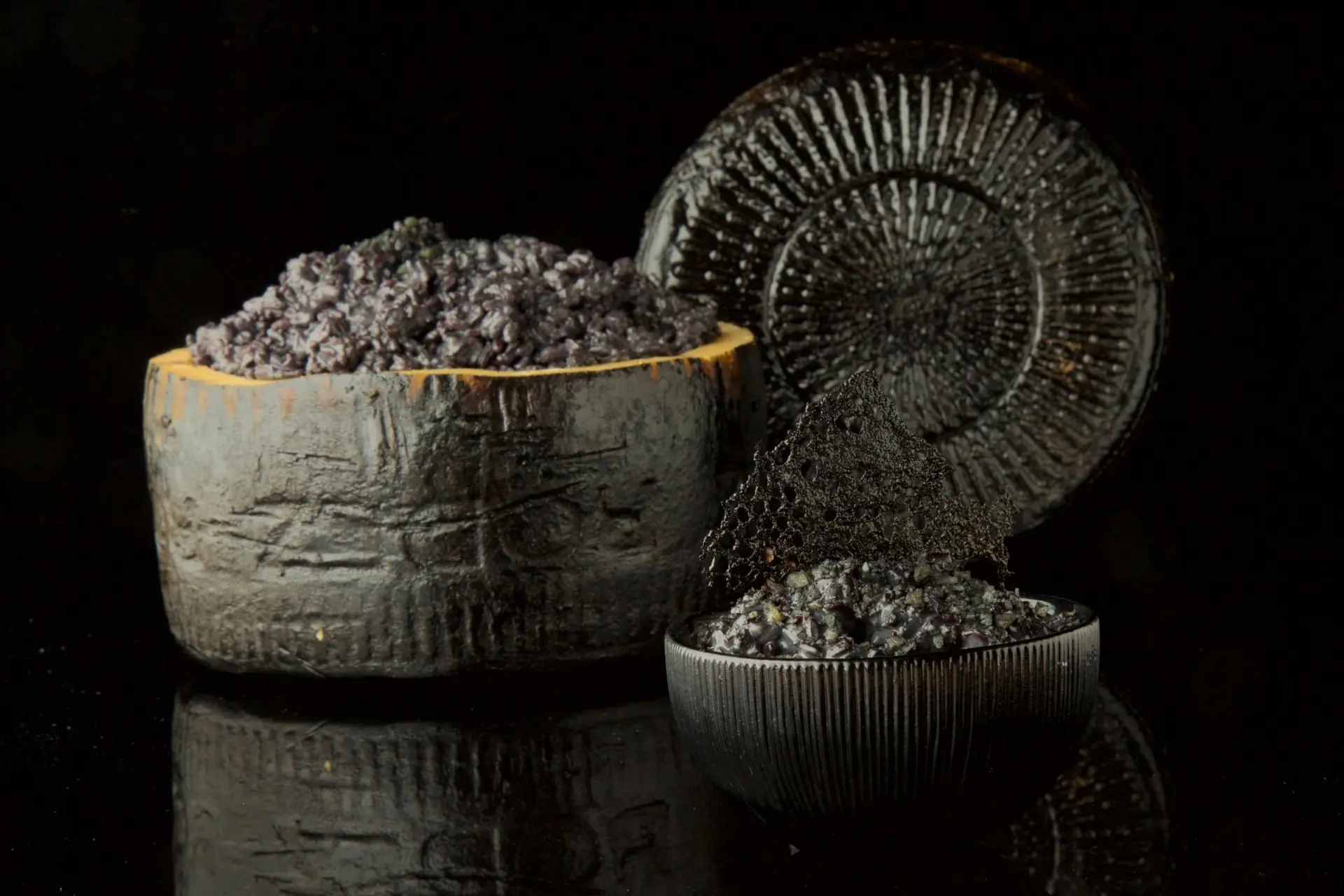 Crémeux au riz à l'encre de seiche en coque de fromage