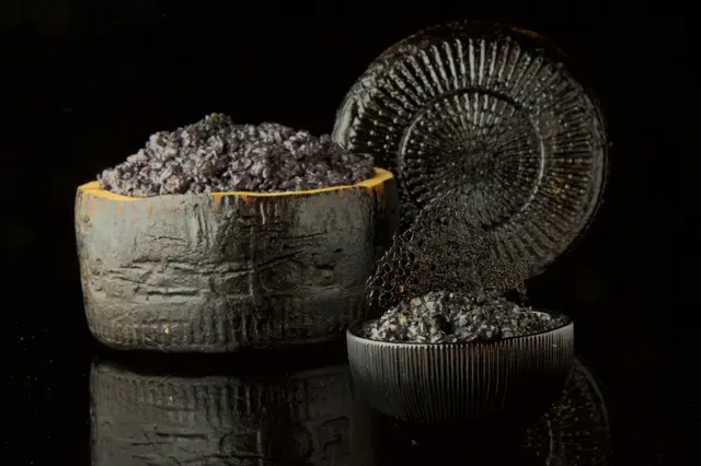 Crémeux au riz à l'encre de seiche en coque de fromage