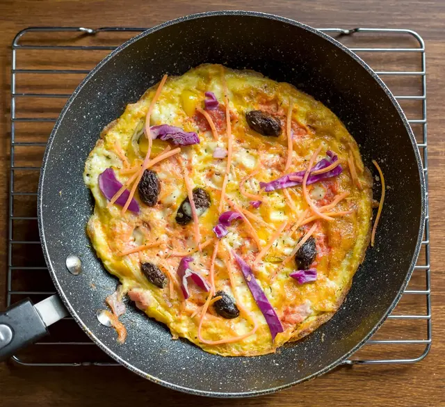 Frittata au jambon, cheddar, chou, carottes et olives de Kalamata