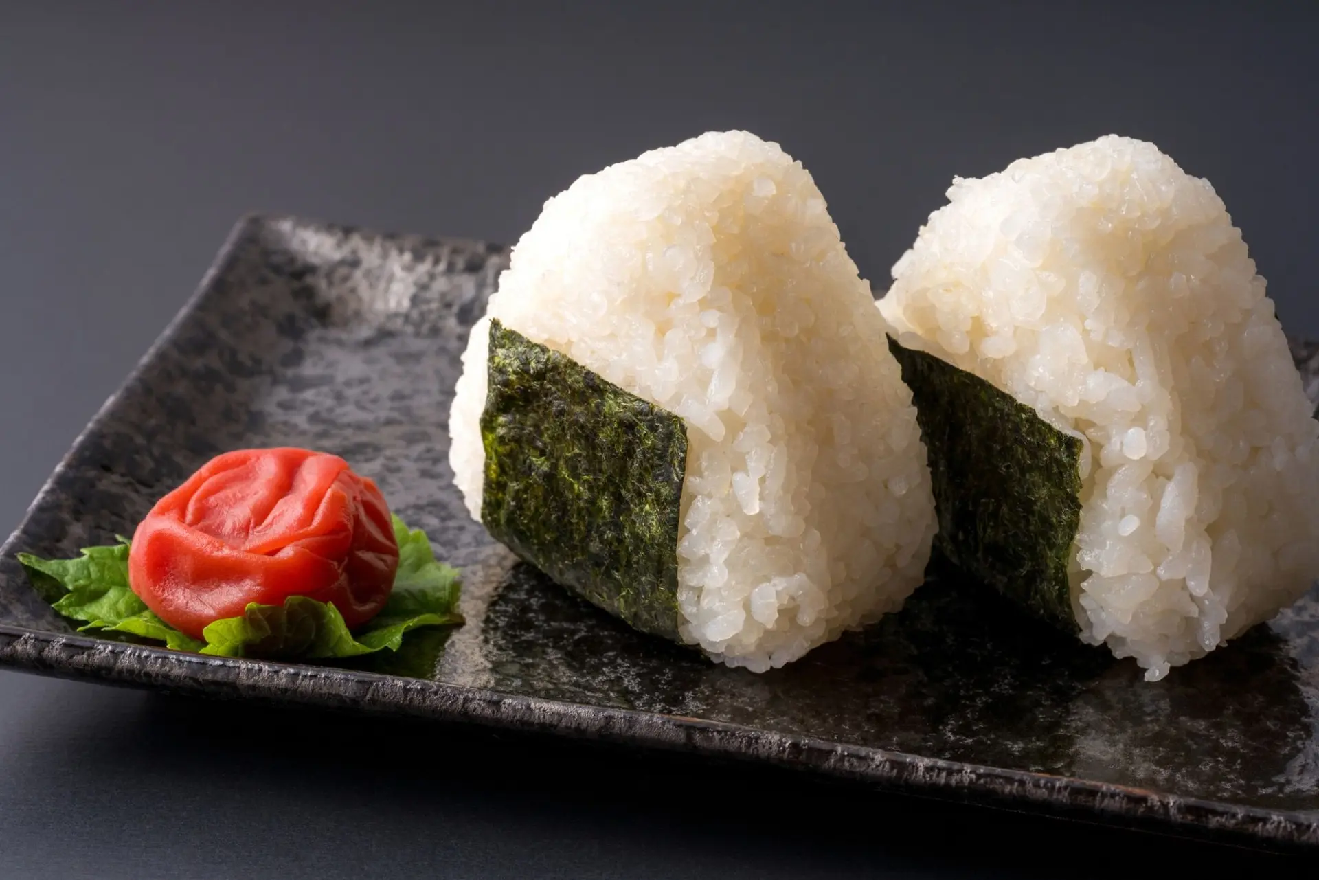 Boulettes de riz japonaises (onigiri) et prunes marinées