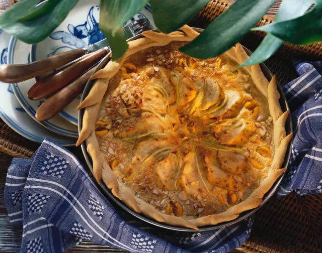 Tarte exotique au blanc de poulet, céleri, physalis et amandes