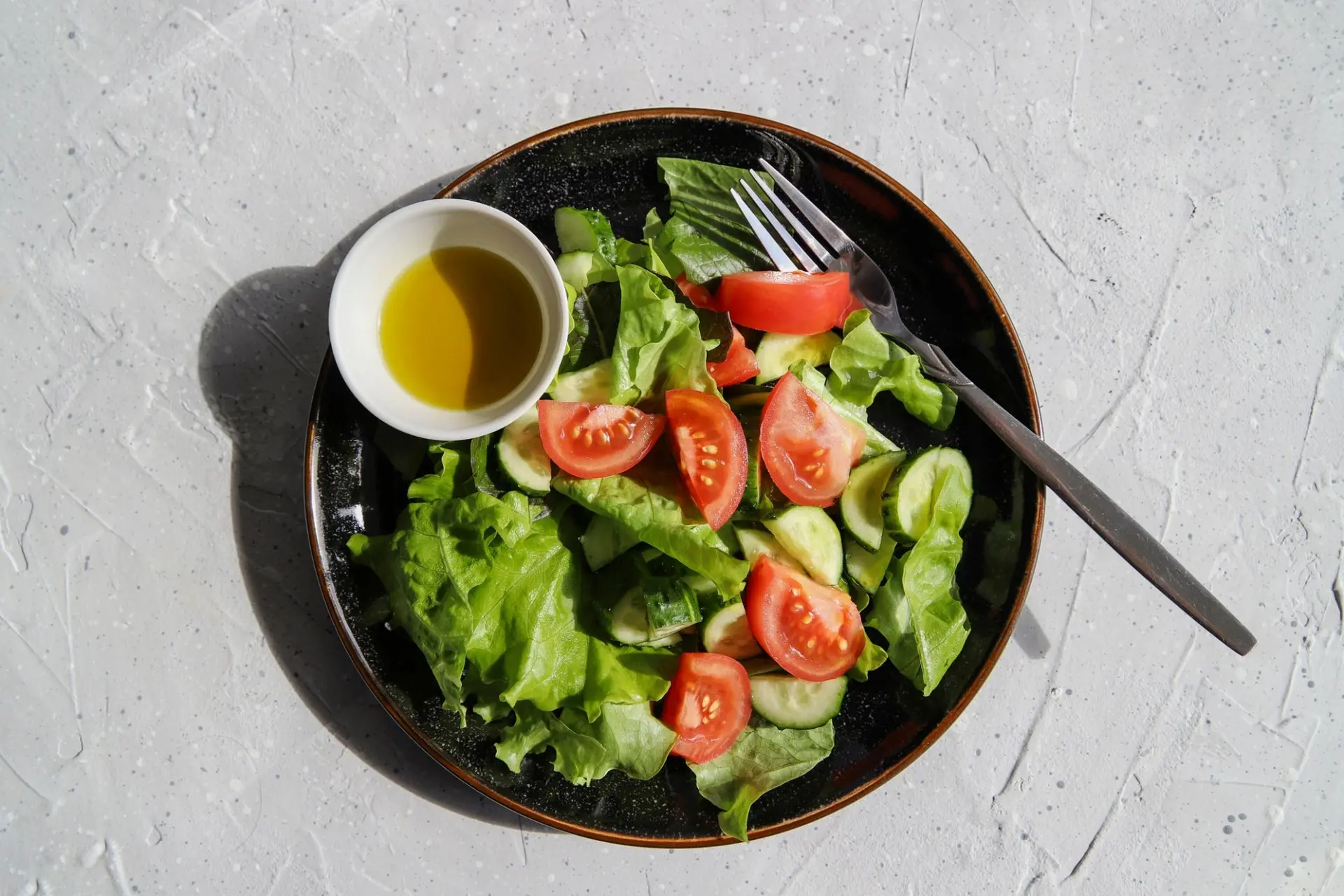 Salade de tomate concombre et laitue romaine