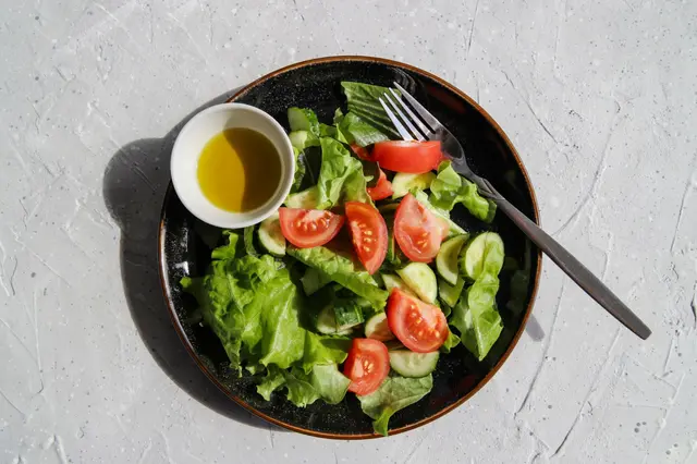 Salade de tomate concombre et laitue romaine