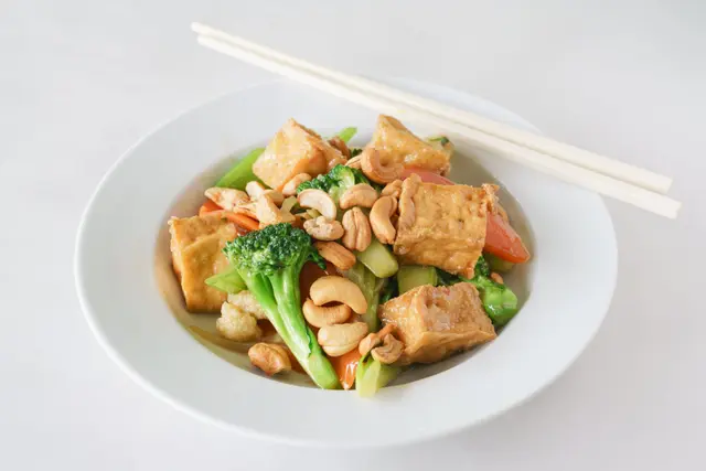 Tofu aux noix de cajou et légumes
