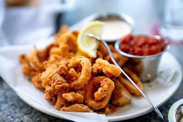 Calmars frits style cajun, sauce aïoli et sauce cocktail