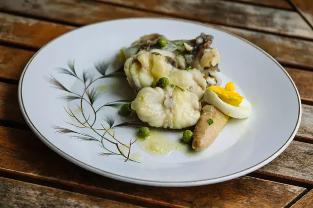Lotte aux asperges, œuf dur et pois