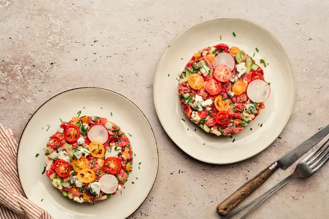 Tartare de bœuf au roquefort, tomates multicolores et légumes croquants