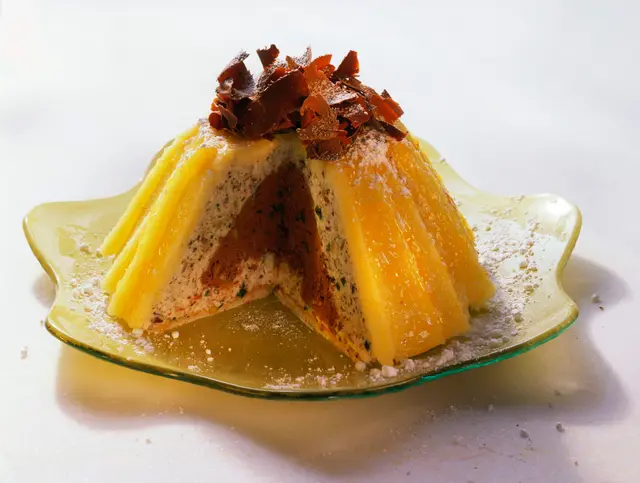 Zuccotto (gâteau en dôme glacé, glaçage à l'abricot)
