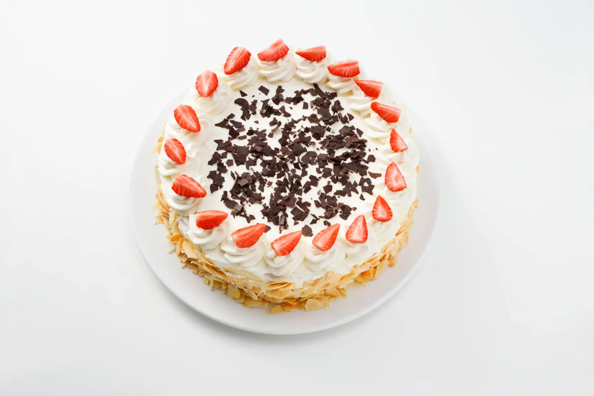 Gâteau éponge à la crème, aux fraises et au chocolat râpé