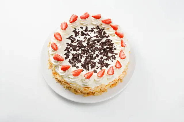 Gâteau éponge à la crème, aux fraises et au chocolat râpé