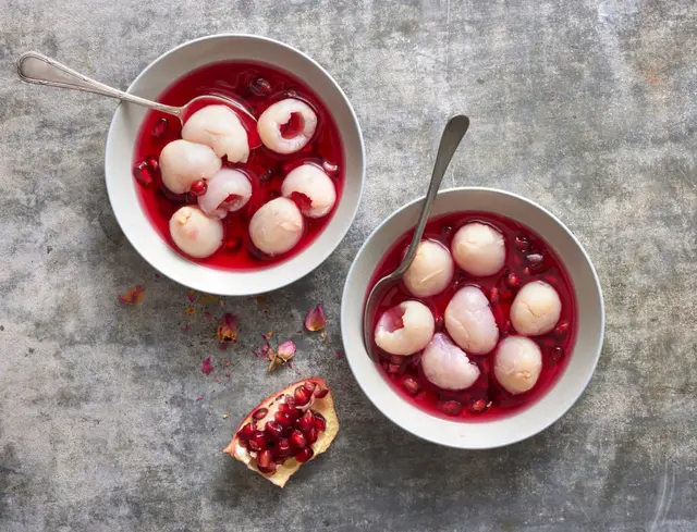 Salade de litchis à la rose et grenade
