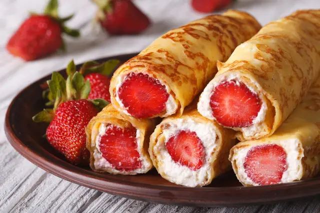 Crêpes fourrées à la fraise et fromage blanc