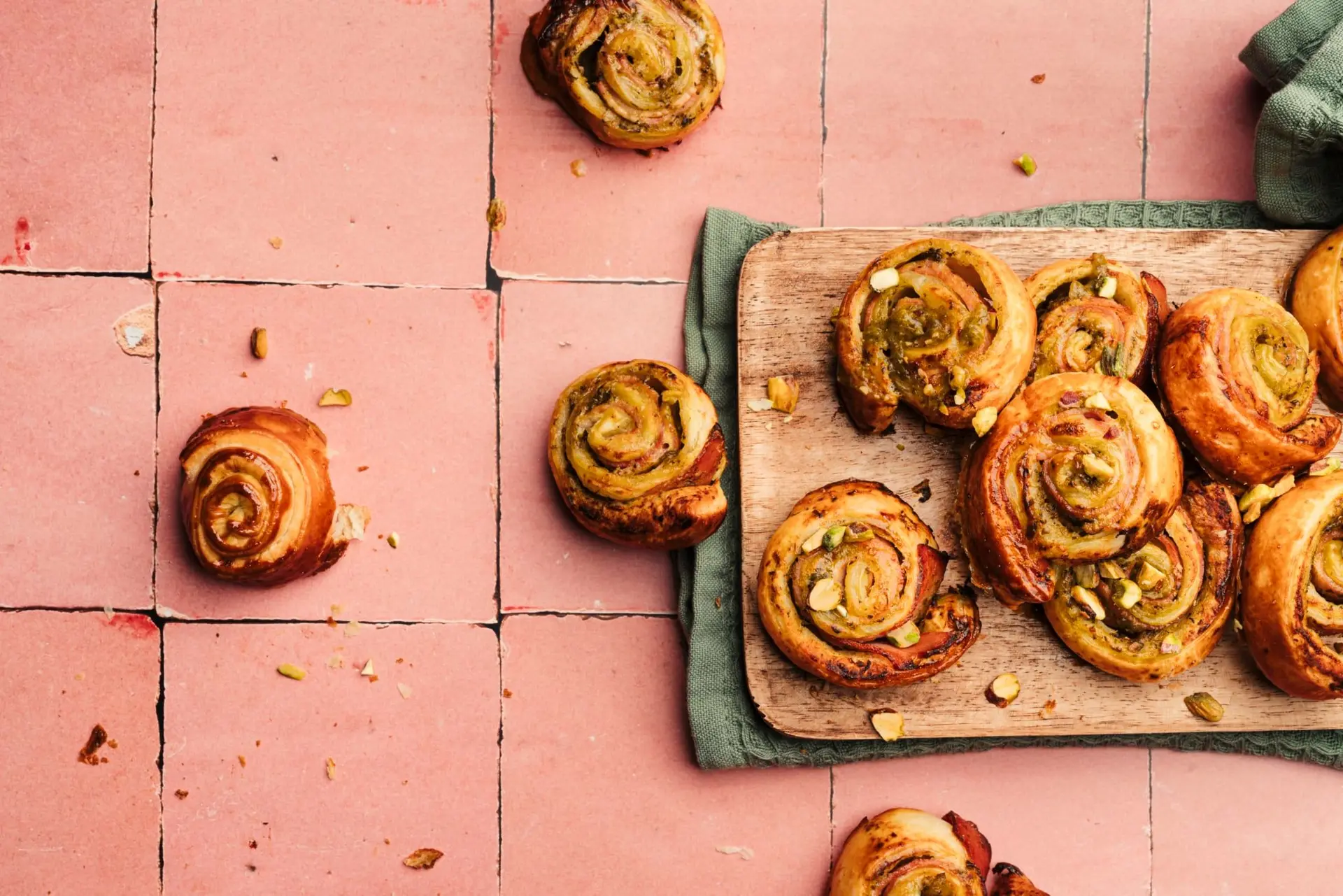 Roulés feuilletés au jambon et pesto