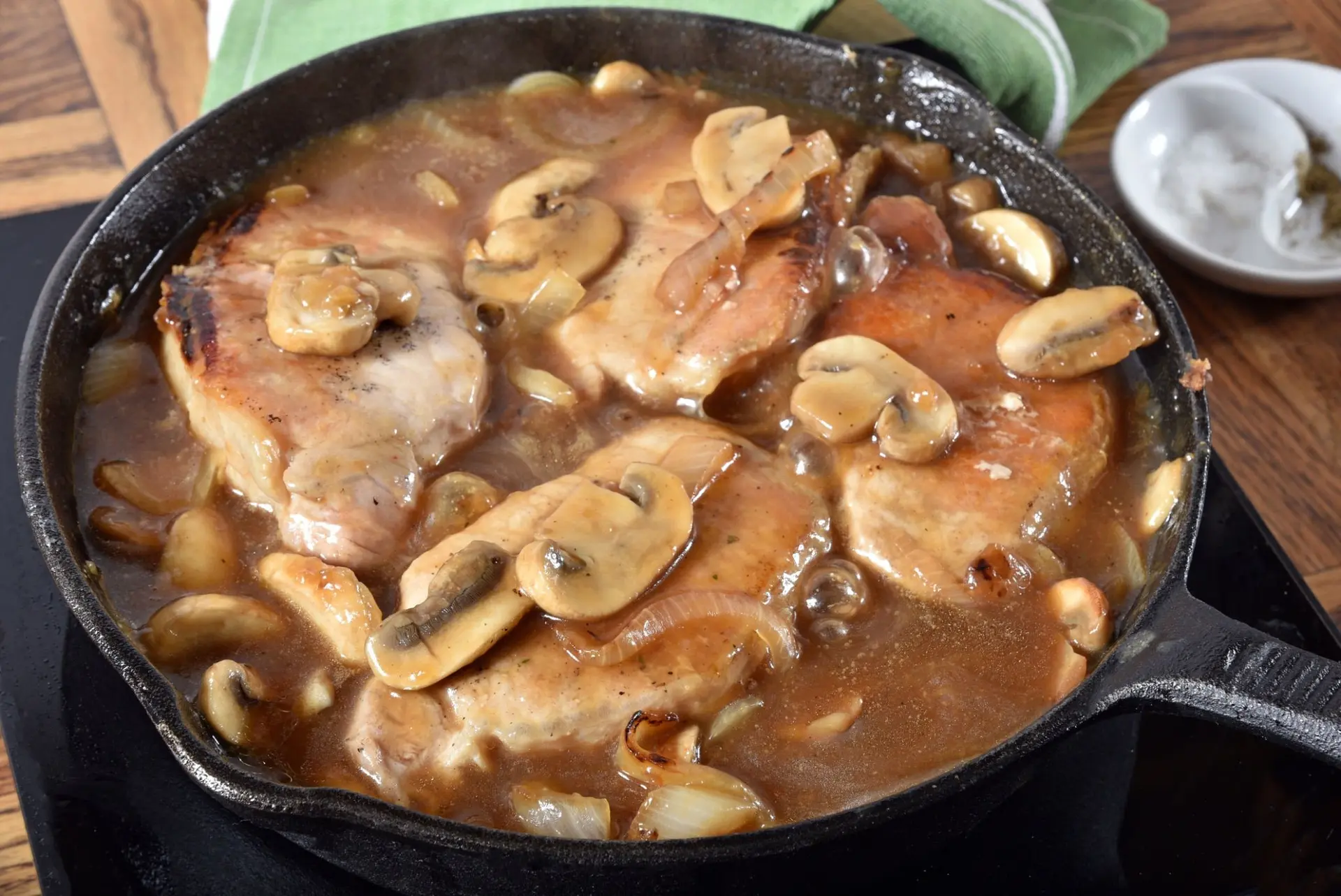 Côtelettes de porc sauce aux champignons