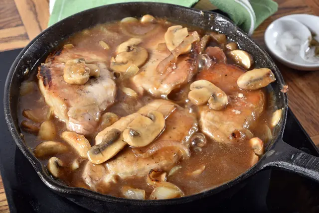 Côtelettes de porc sauce aux champignons