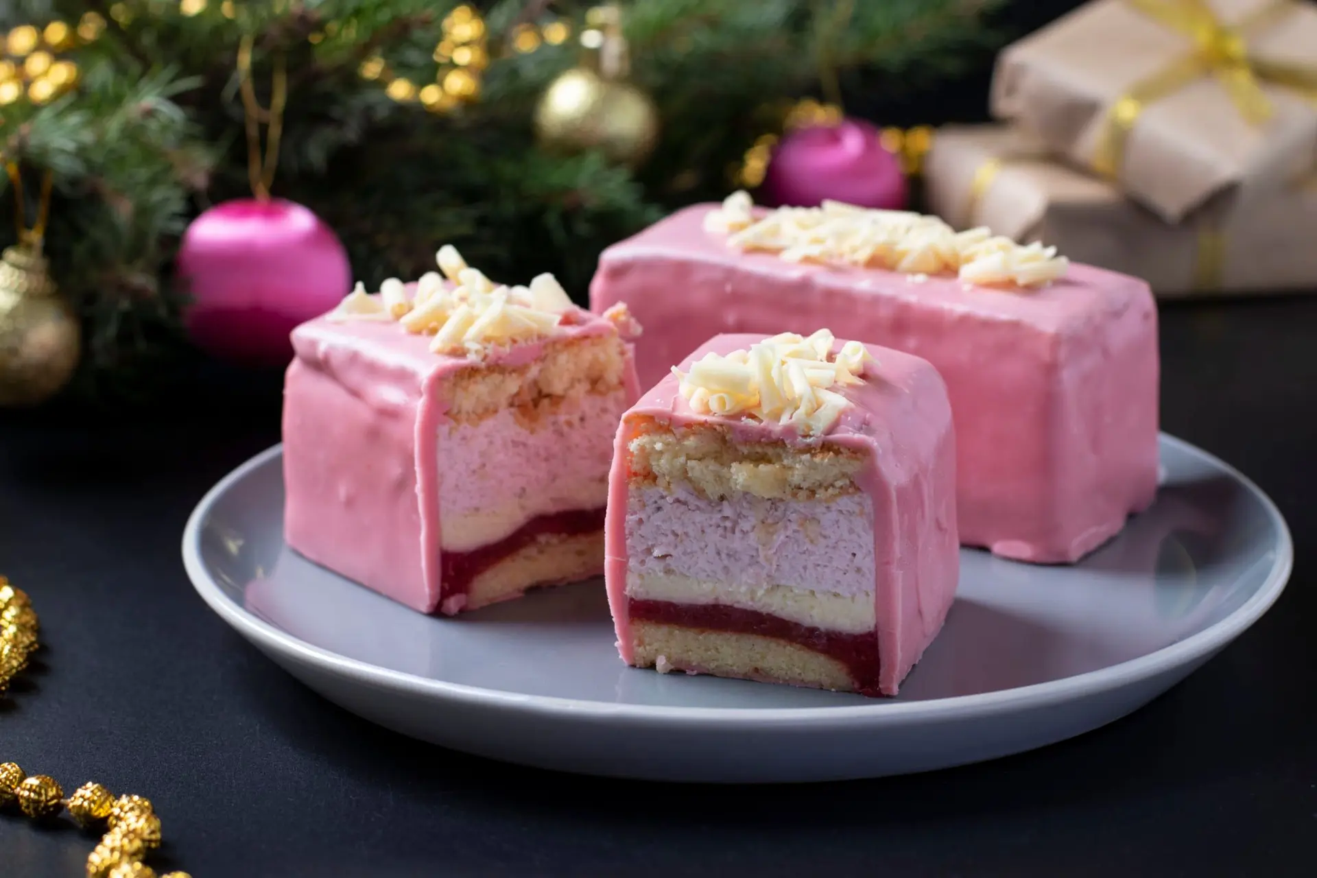 Mousse à la fraise avec biscuit aux amandes et glaçage chocolat