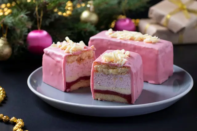 Mousse à la fraise avec biscuit aux amandes et glaçage chocolat
