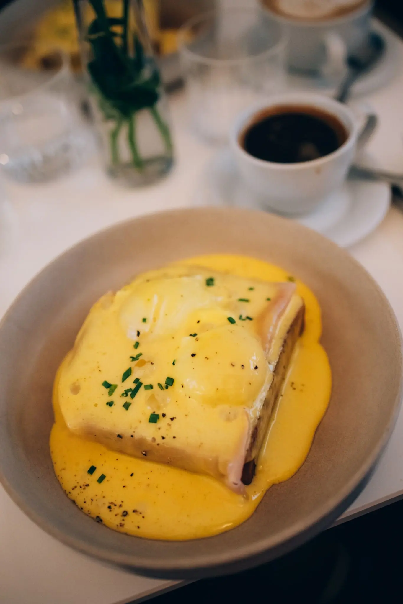 Œufs Bénédicte avec sauce hollandaise