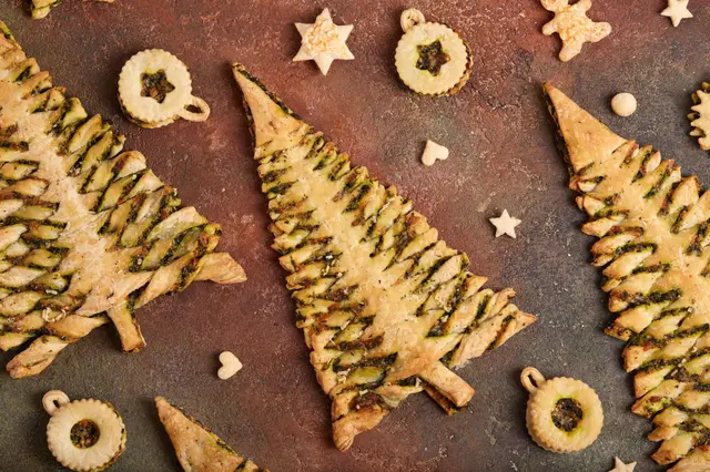 Arbre de Noël aux épinards, à l’ail et au fromage, et pâte feuilletée