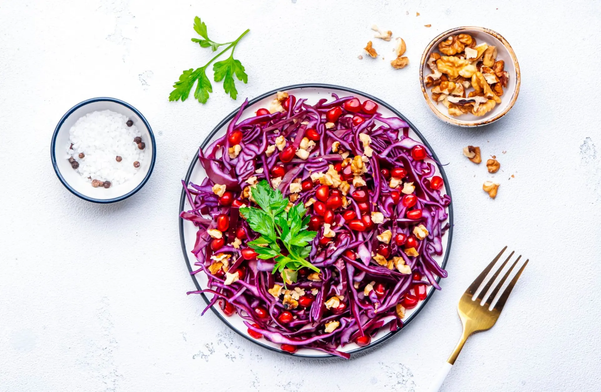 Salade de chou rouge, grenade, noix et persil