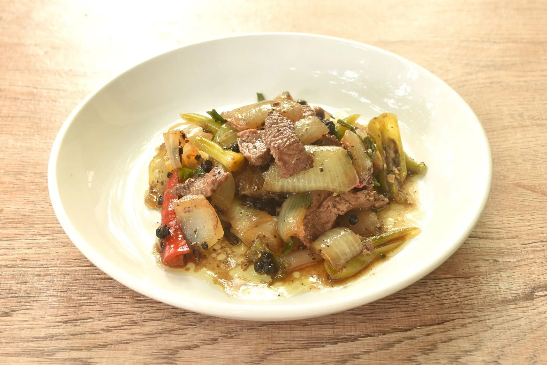 Viande d’autruche sautée épicée avec oignon et poivre noir