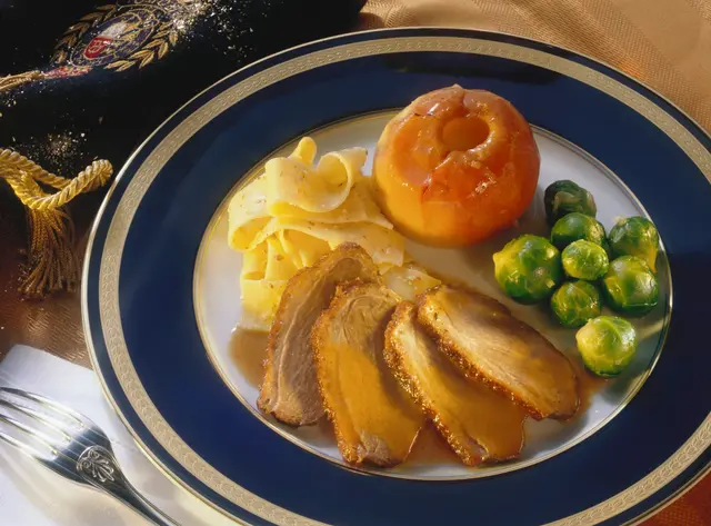 Oie rôtie aux pommes cuites et aux choux de Bruxelles