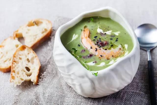Velouté brocolis épinards, avec des crevettes