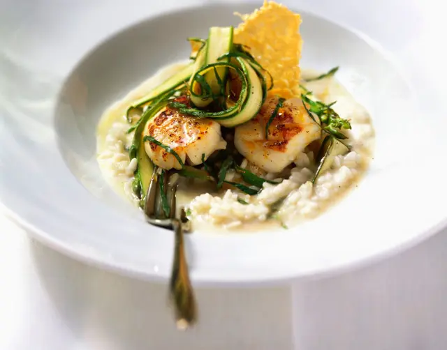 Noix de Saint-Jacques poêlées, risotto crémeux aux asperges vertes et tuile de parmesan