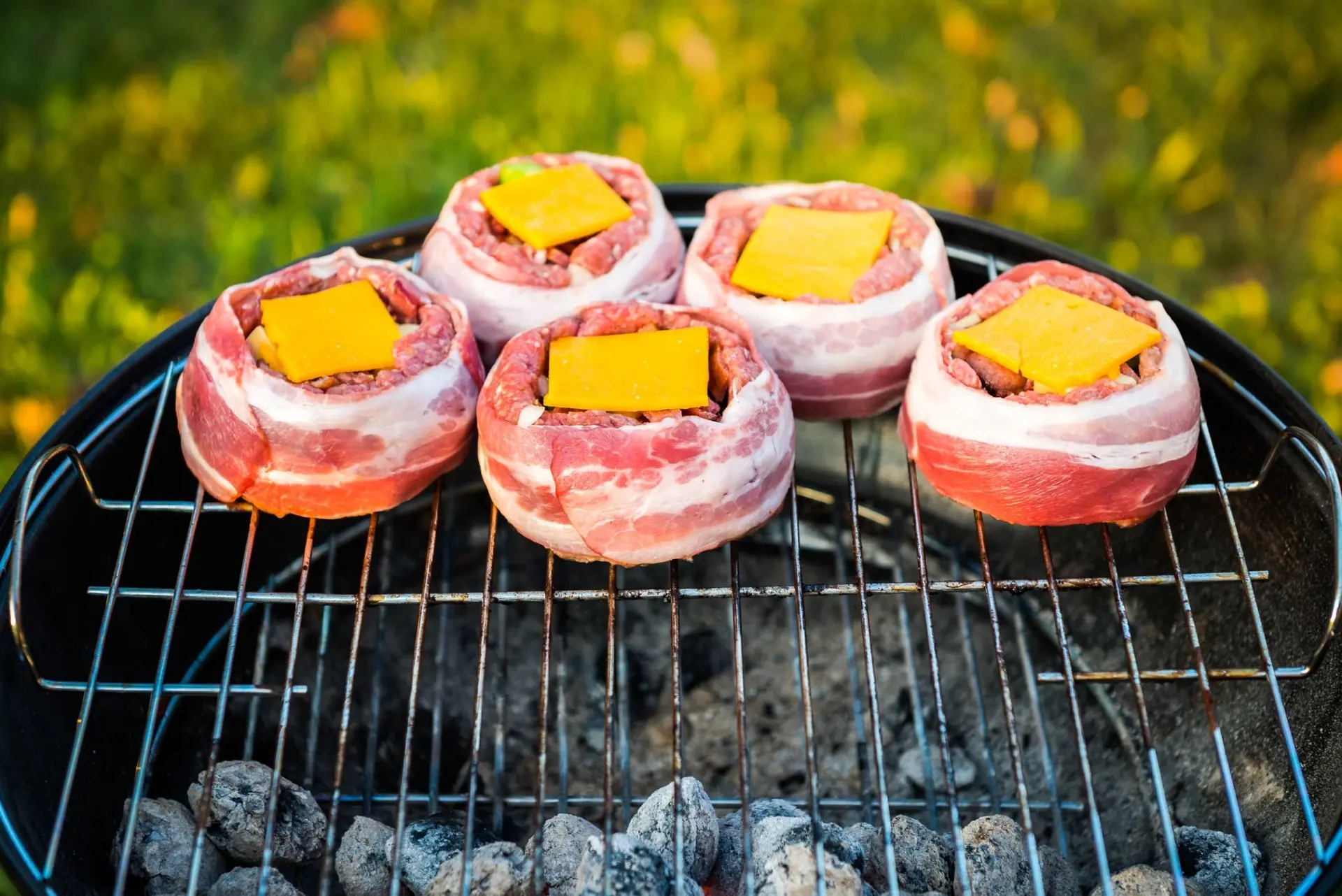 Bacon burgers sur barbecue