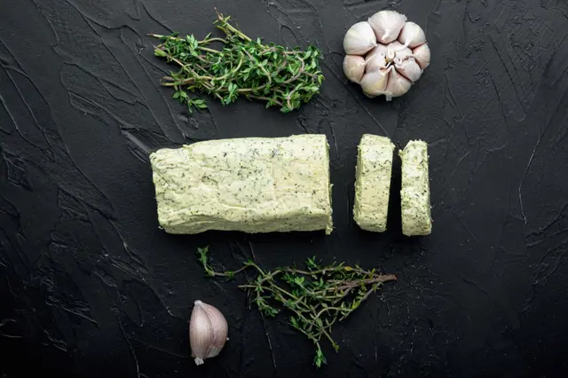Infuser les aromates dans le beurre froid : la technique irrésistible pour préserver tous les arômes