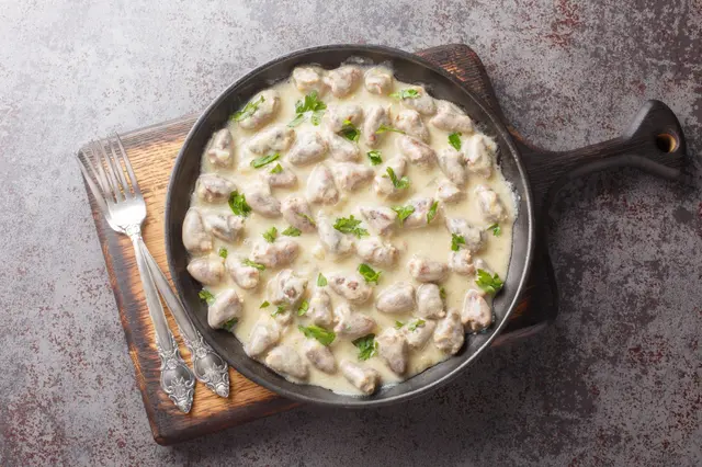 Cœurs de poulet frits puis cuits dans une sauce crémeuse