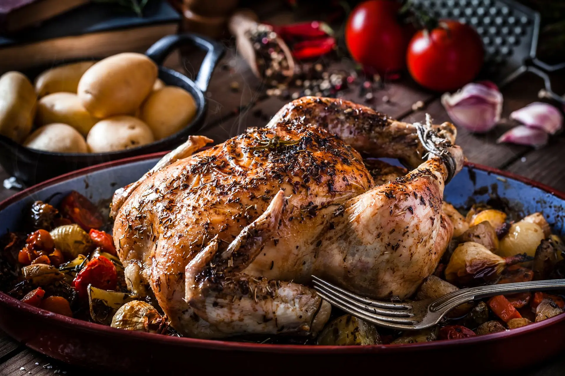 Poulet rôti cuit au four avec ses légumes