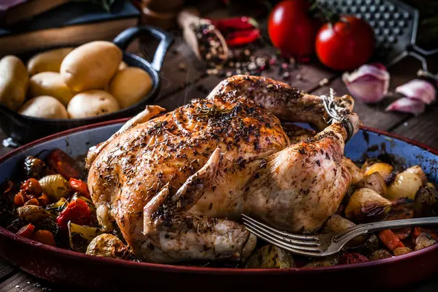 Poulet rôti cuit au four avec ses légumes