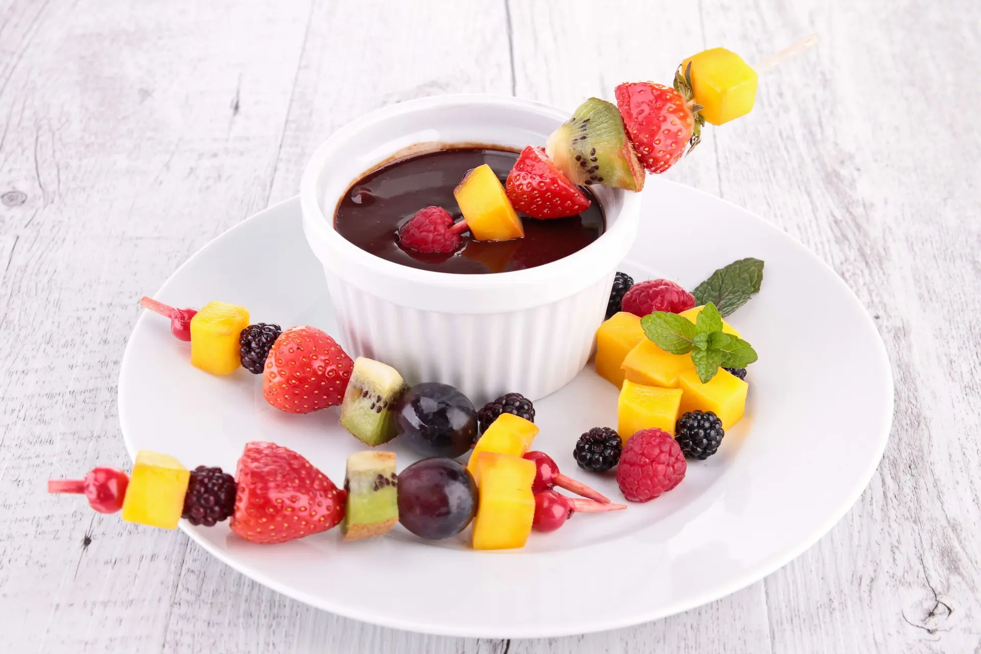 Brochettes de fruits frais avec sauce au chocolat