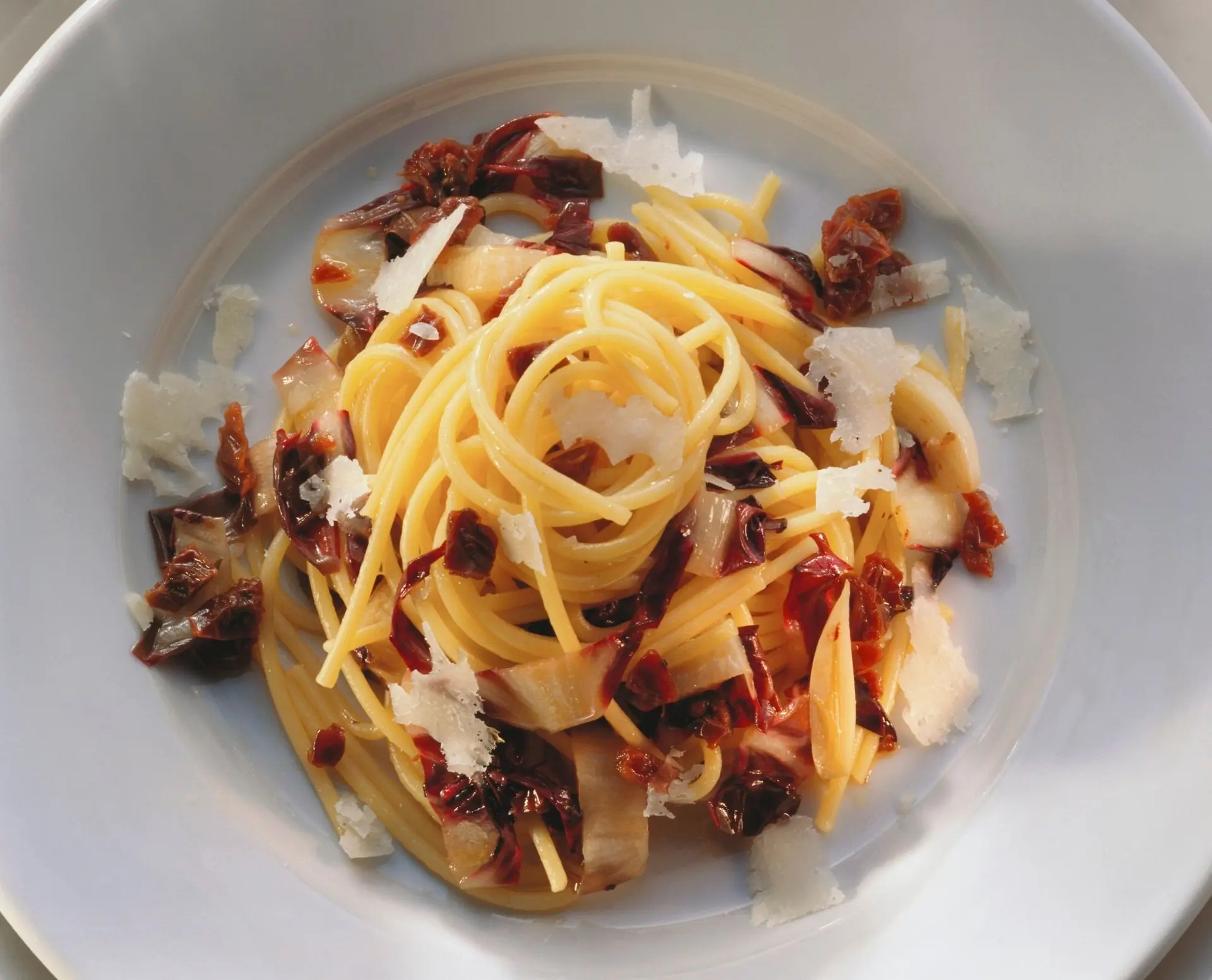 Spaghettis au radicchio, aux tomates séchées et au parmesan