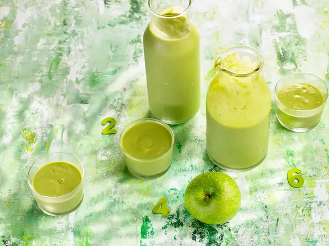 Smoothie détox, pommes, épinards, cresson, persil et basilic