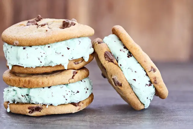 Biscuits aux pépites de chocolat fourrés à la glace à la menthe