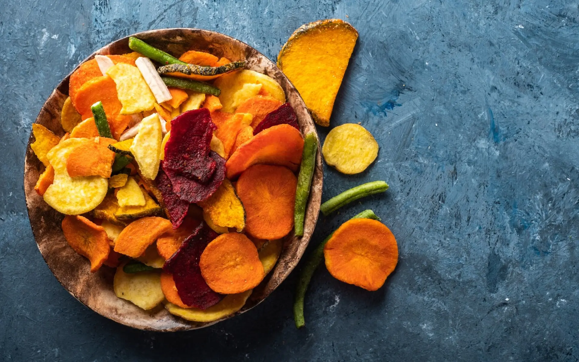 Croustilles (chips) de légumes séchés : carottes, betteraves, panais et patates douces