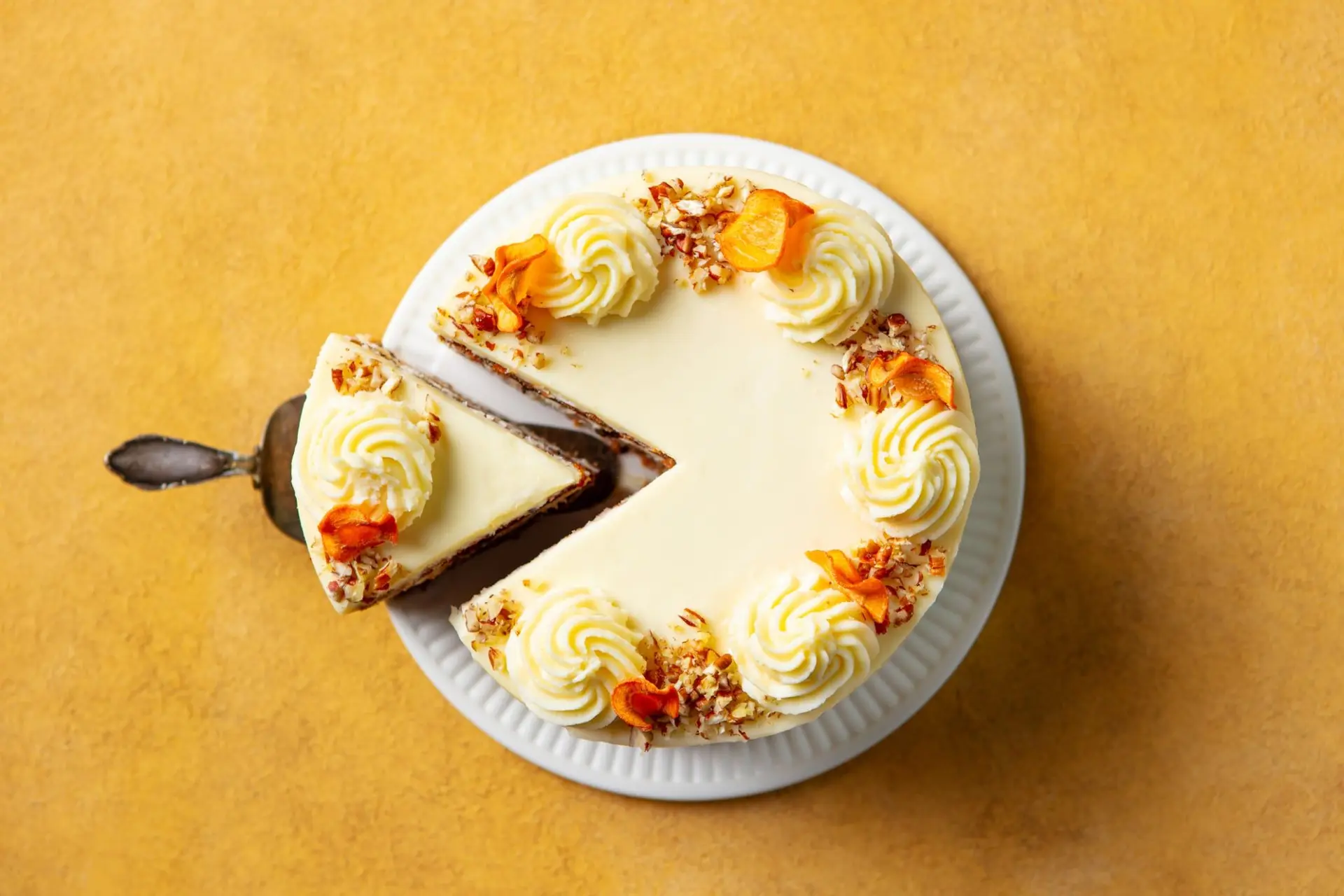 Gâteau aux carottes avec du fromage à la crème et des noix