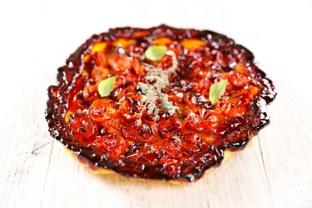 Tarte tatin acidulée à la tomate cerise