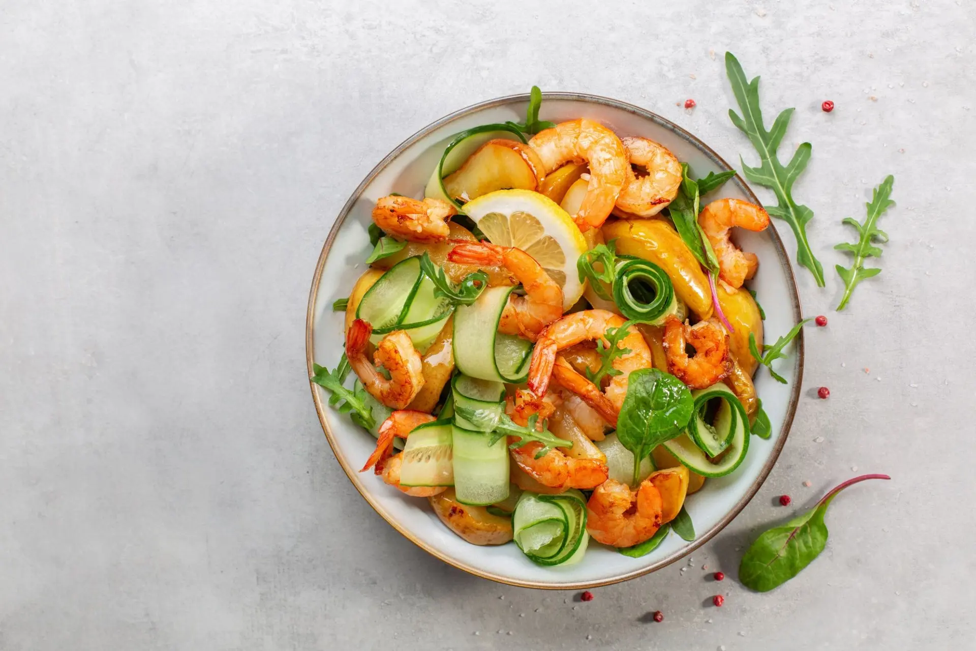 Salade aux crevettes grillées, poires caramélisées, au concombre et aux légumes verts