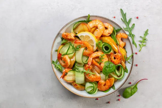 Salade aux crevettes grillées, poires caramélisées, au concombre et aux légumes verts