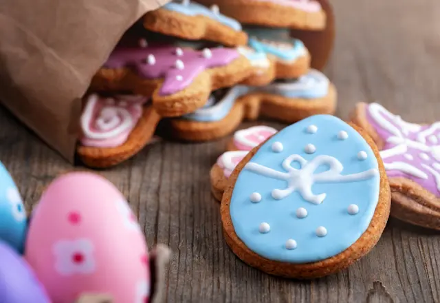 Biscuits en pain d’épices en forme d’œuf de Pâques et glacés