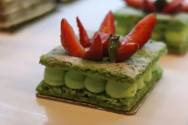 Gâteau aux pistaches sans gluten avec des fraises