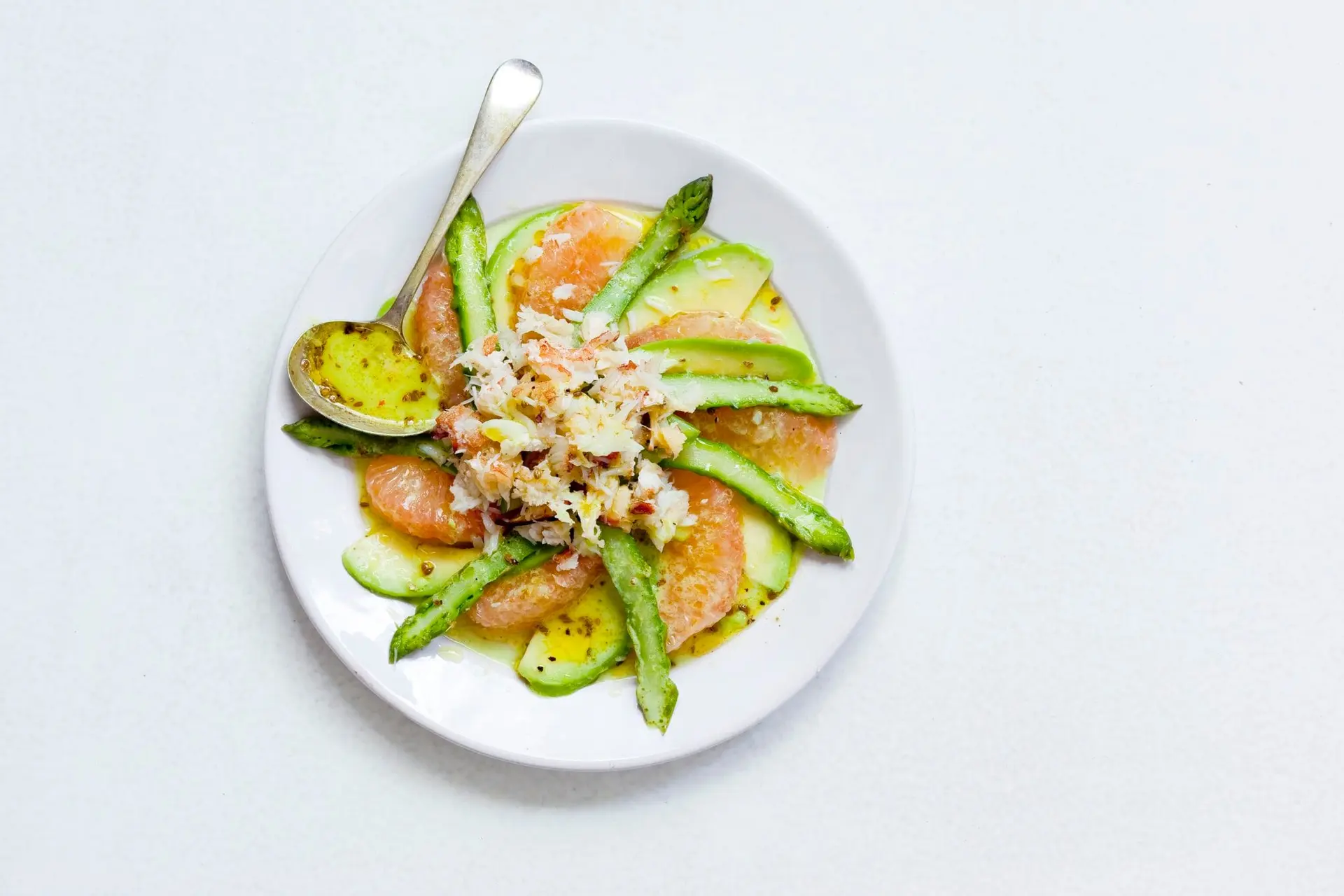 Carpaccio d'asperges au pamplemousse et pinces de crabe