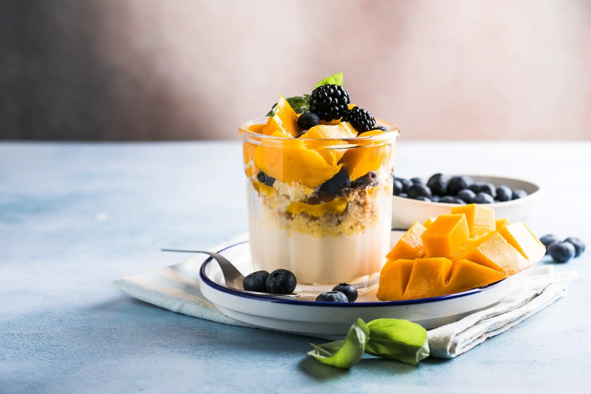 Bagatelle aux fruits rouges, mangue et crème vanillée