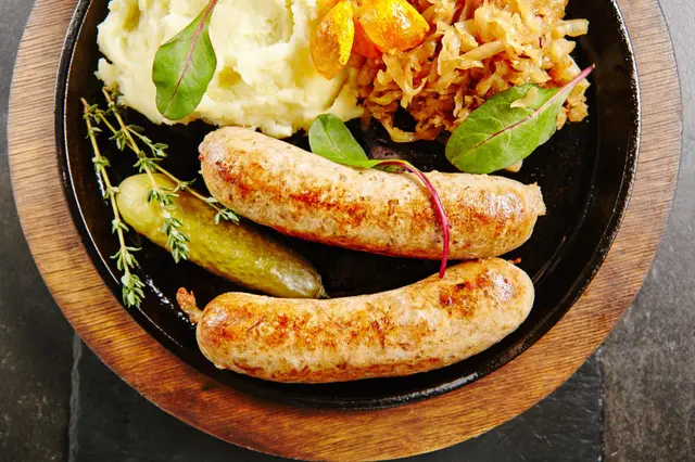 Saucisses allemandes, purée de pommes de terre et choucroute