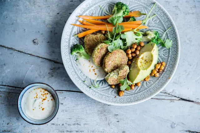 Burger de quinoa à l'avocat, brocoli et carotte